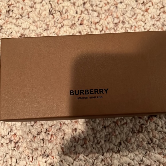 Burberry sunglasses - Picture 4 of 4